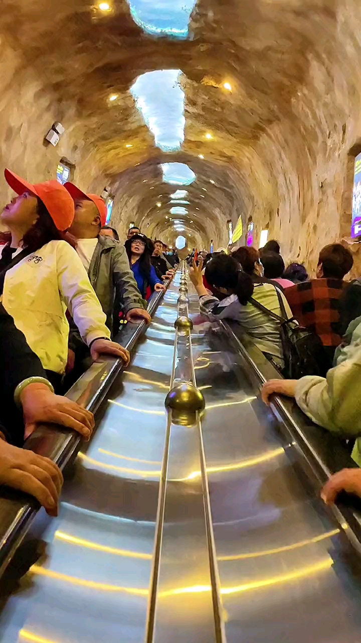 张家界天门山,穿山手扶梯全长897米,是世界上最长,也是首条在山体隧道