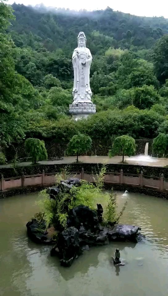 永嘉县楠溪江普安寺放生池,这是以前拍的,现在那里刚种了很多鲜花