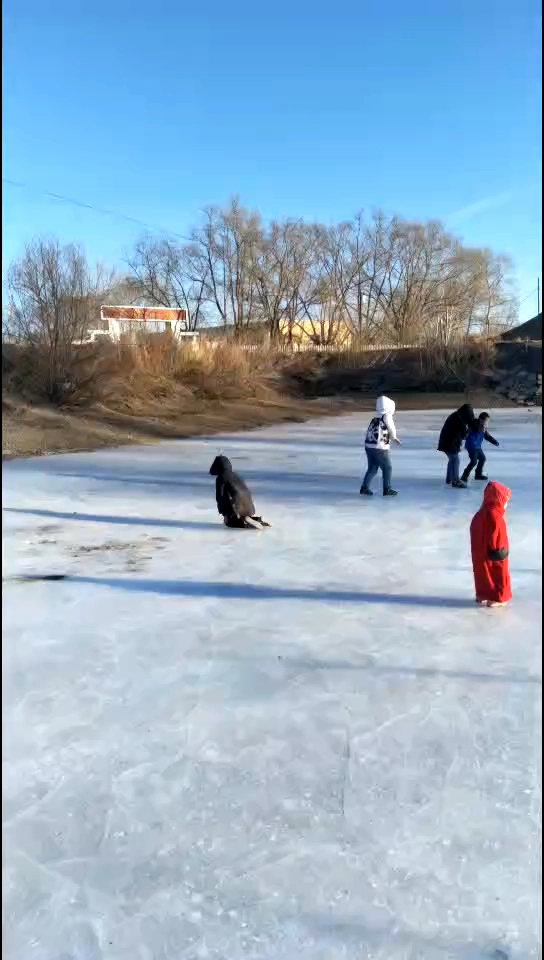 东北打出溜滑,小时候我们玩,现在我儿子玩