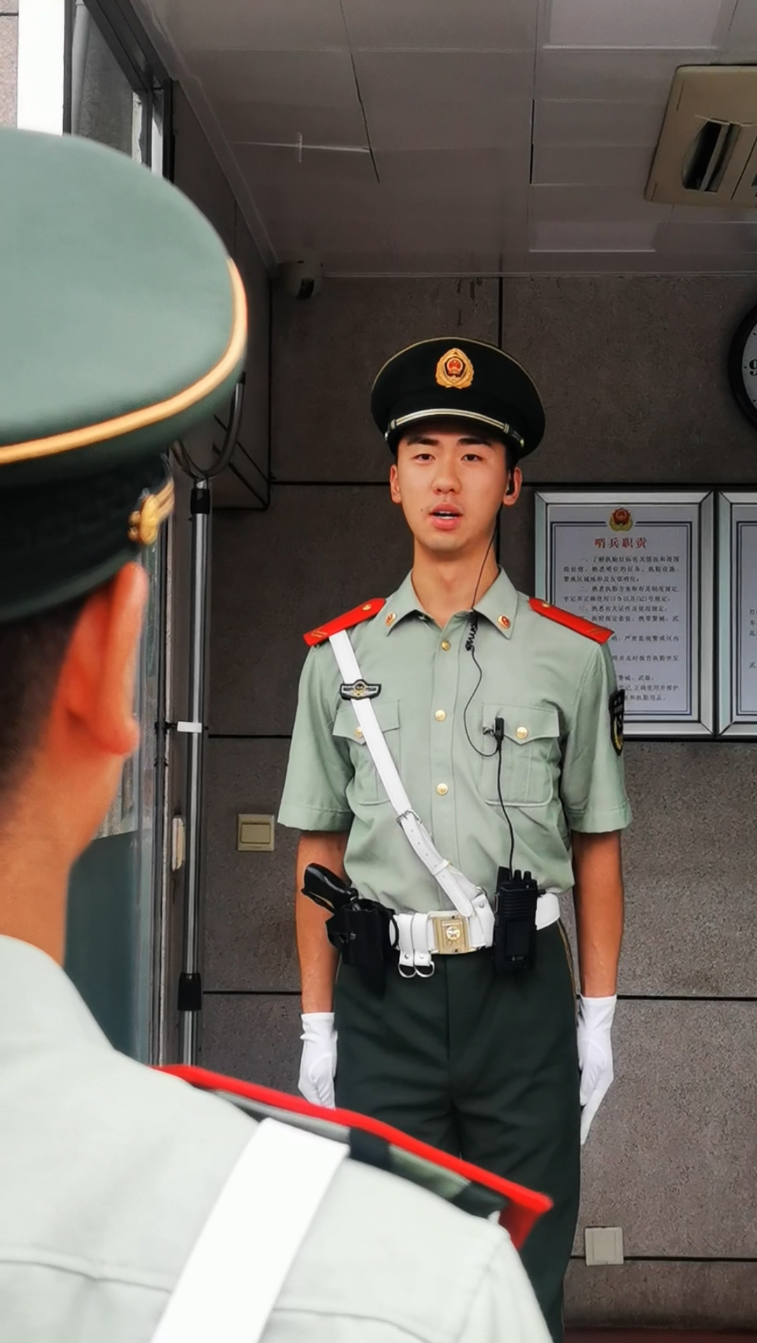 守卫哨位730天!"中原第一哨"武警战士最后一班岗 雨中深情告别-度小视