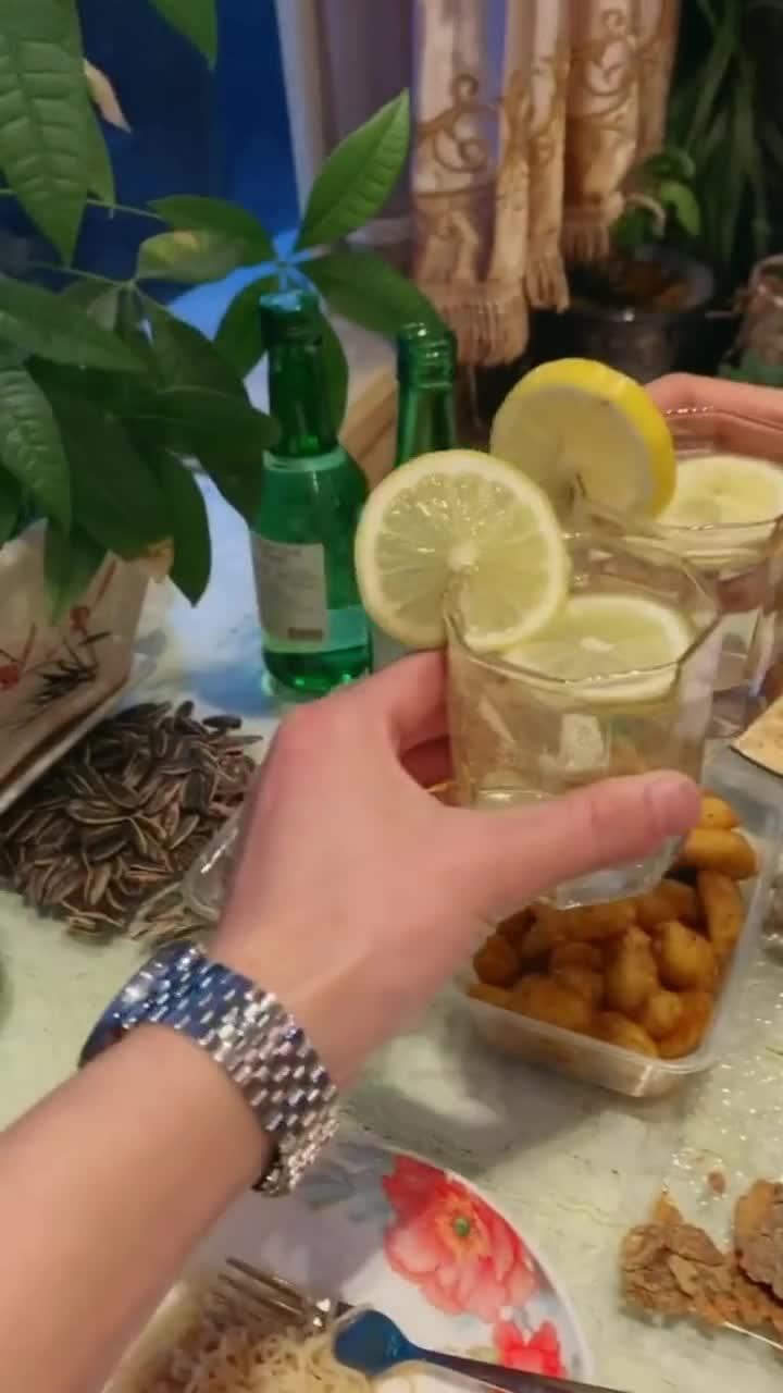 女朋友晚上让我去她家喝酒,看到打扮漂亮的她,我想回家了