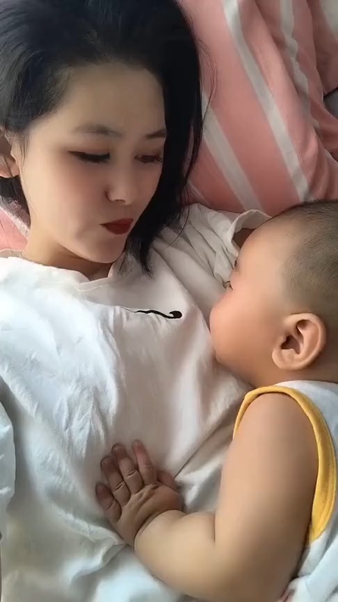 明星娱乐#有多少宝妈醒来都是这个动作,你们的腰和胳膊还好吗