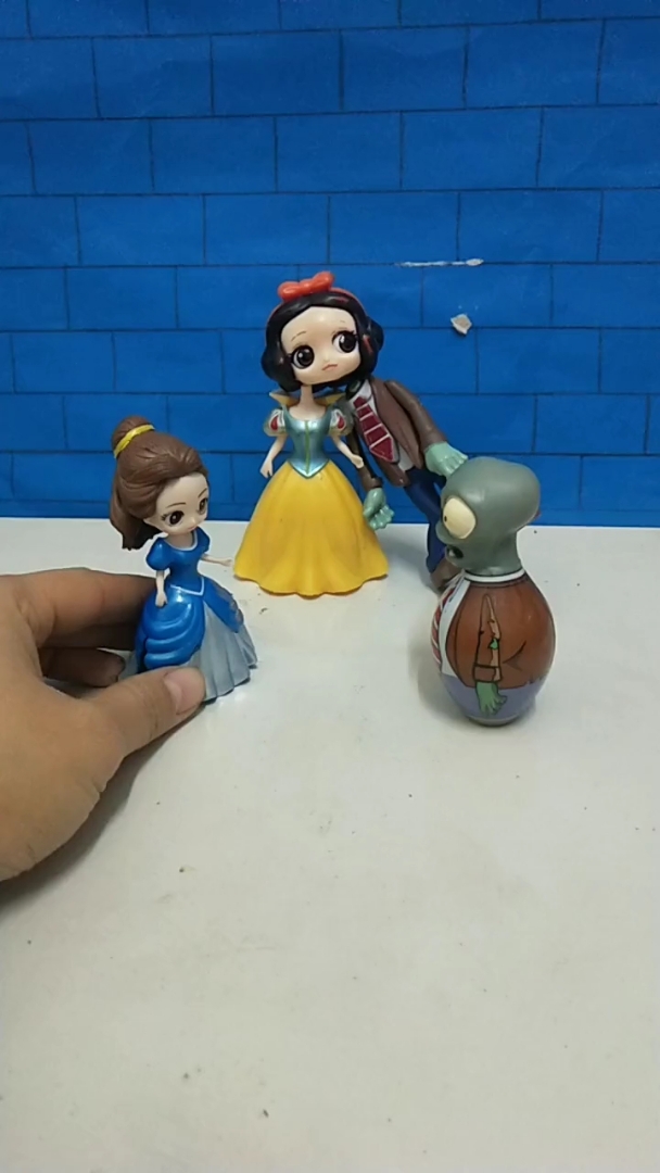 白雪怎么有两个身体呀?