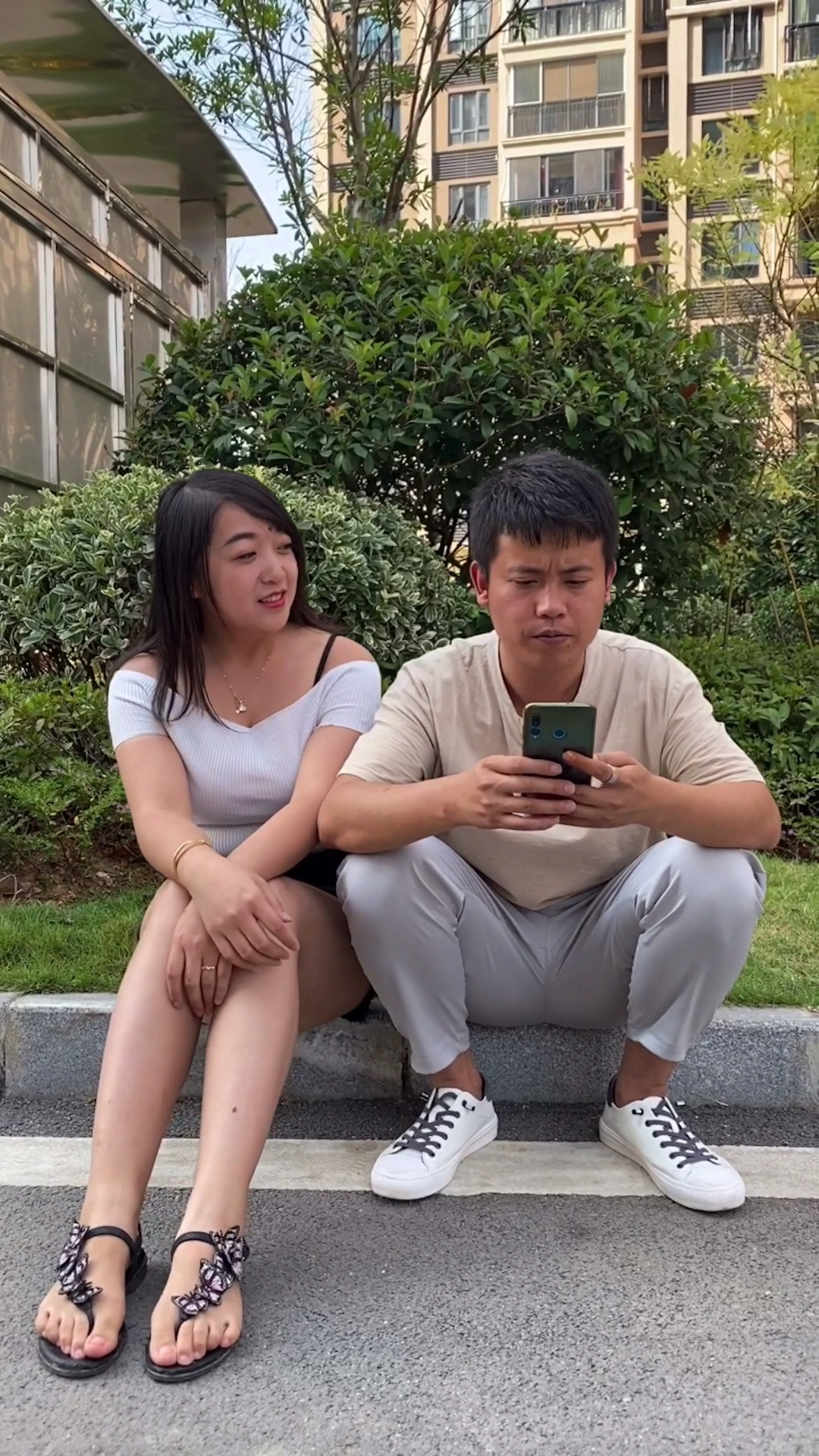 美女撩帅哥#借100块q就想做我女朋友,真是过分了.万一你不还给我呢?