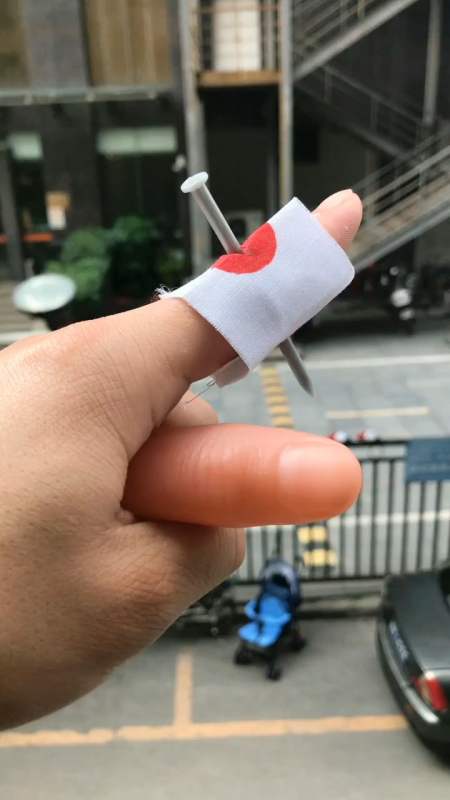 钢钉穿透手指!真相原来是这样!