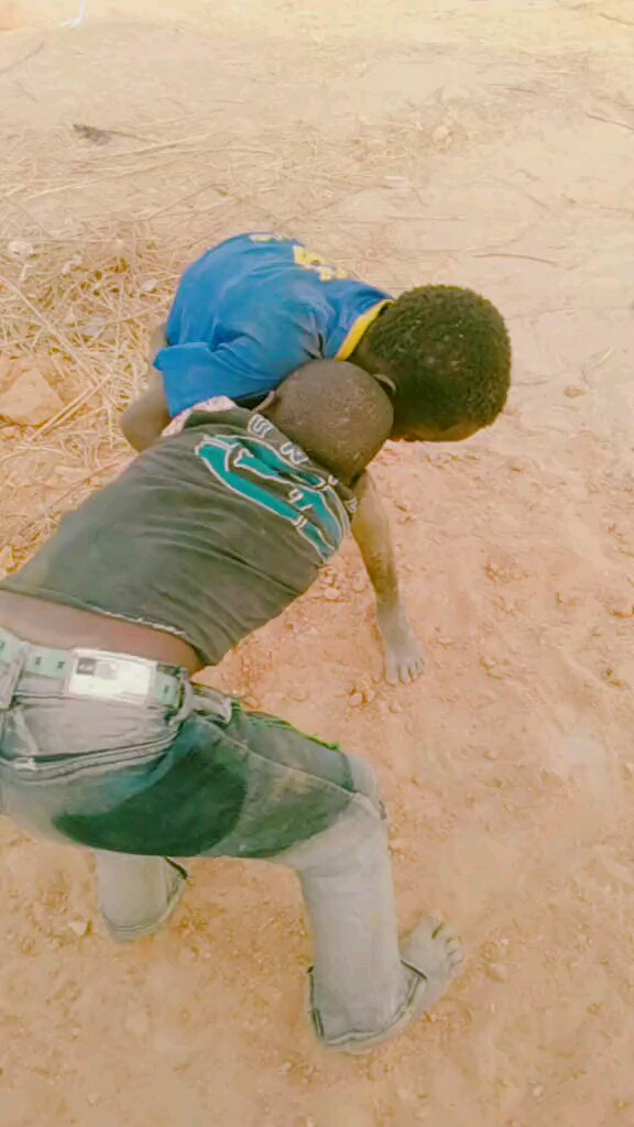 两个在摔跤比赛的男孩子