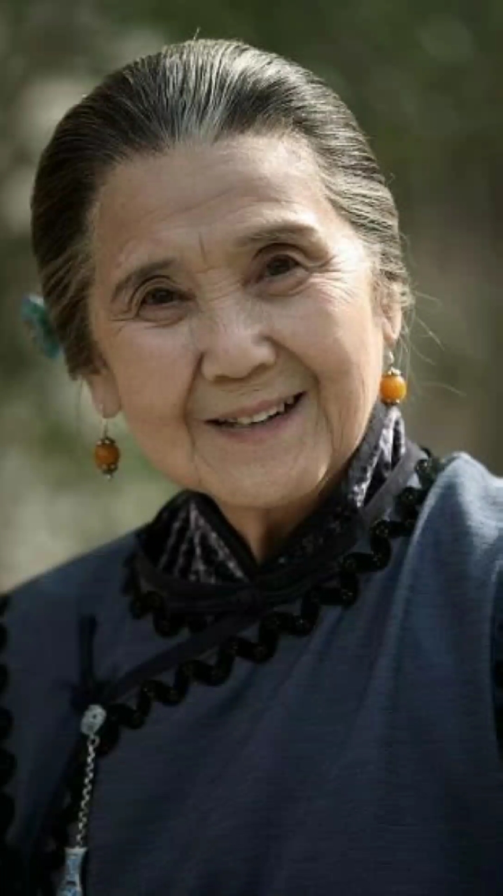 90岁老戏骨鲁园,非科班出身的著名女演员,如今依然活跃在一线