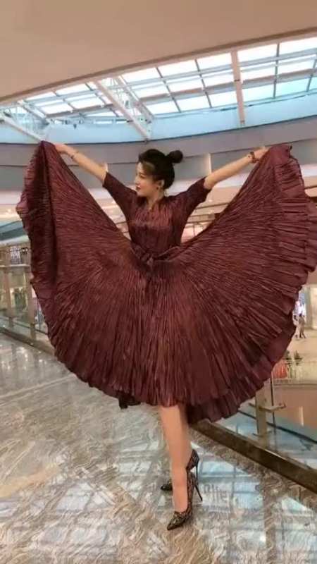 姑娘这裙子,居然可以百变,直勾勾拎起来