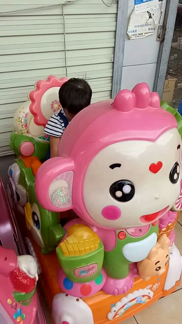 女儿在玩摇摇车