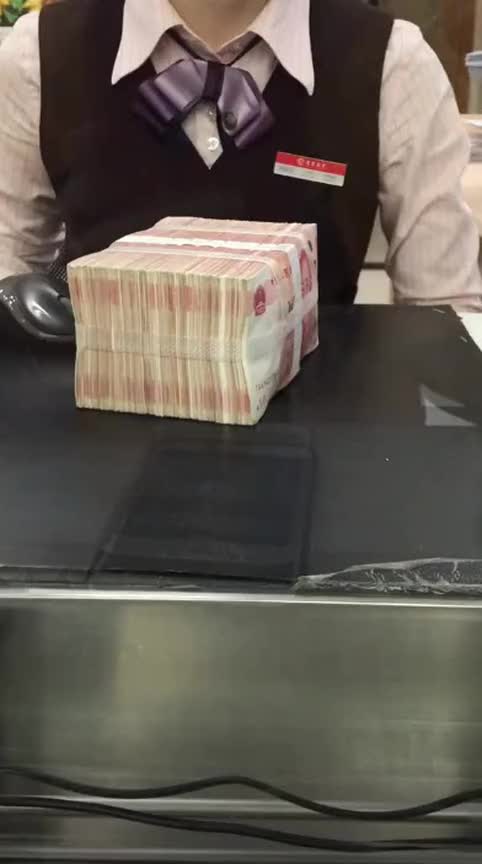 和想象中的厚度有点不同,偶然拍下,你印象中十万有多厚呢