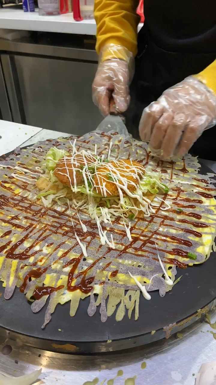 排队一个小时才吃到的网格煎饼,这小店好吃干净收入高!