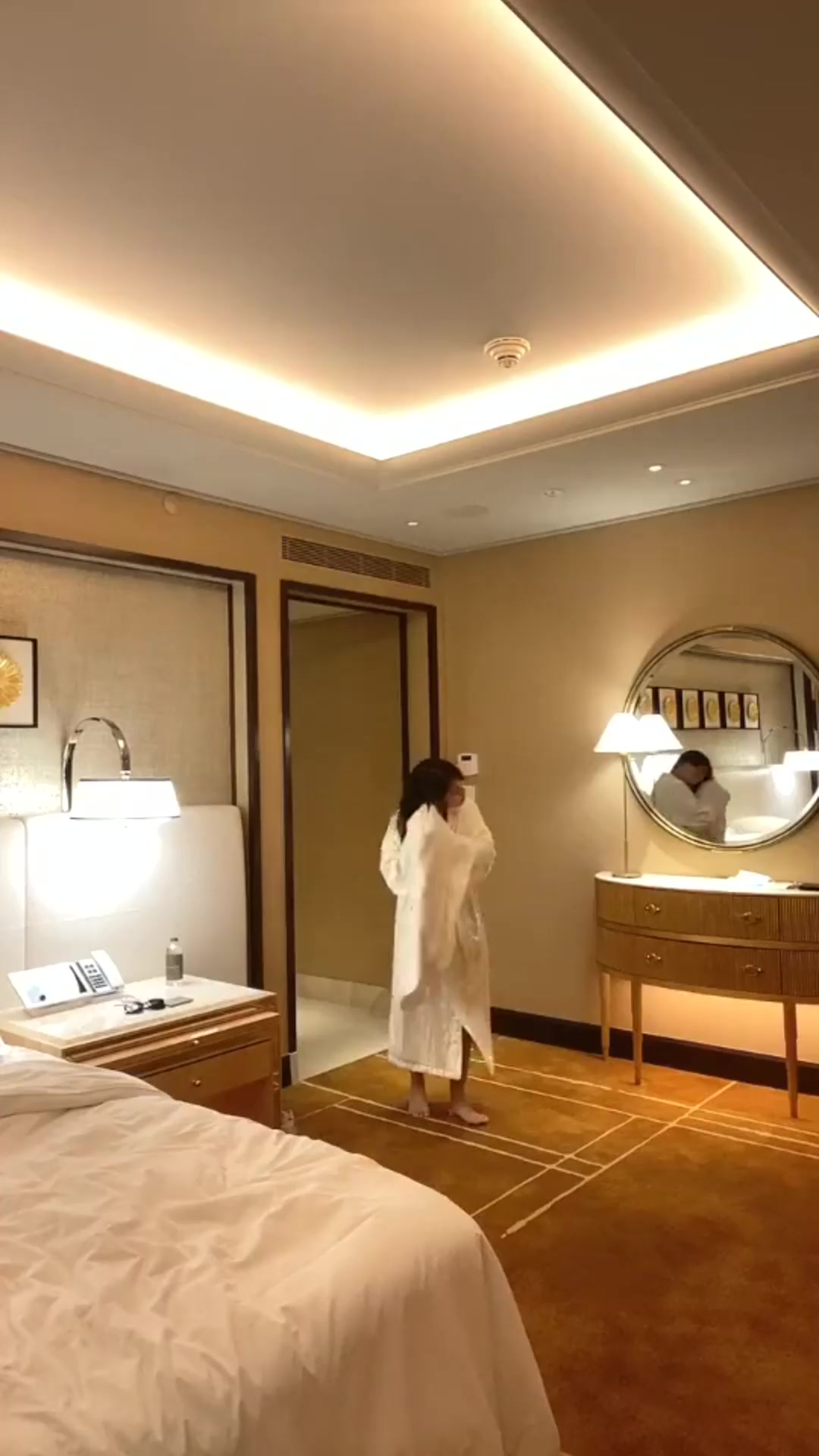 搞笑段子#老婆洗完澡对着镜子尬舞,转身发现老公竟对着她做这动作,太