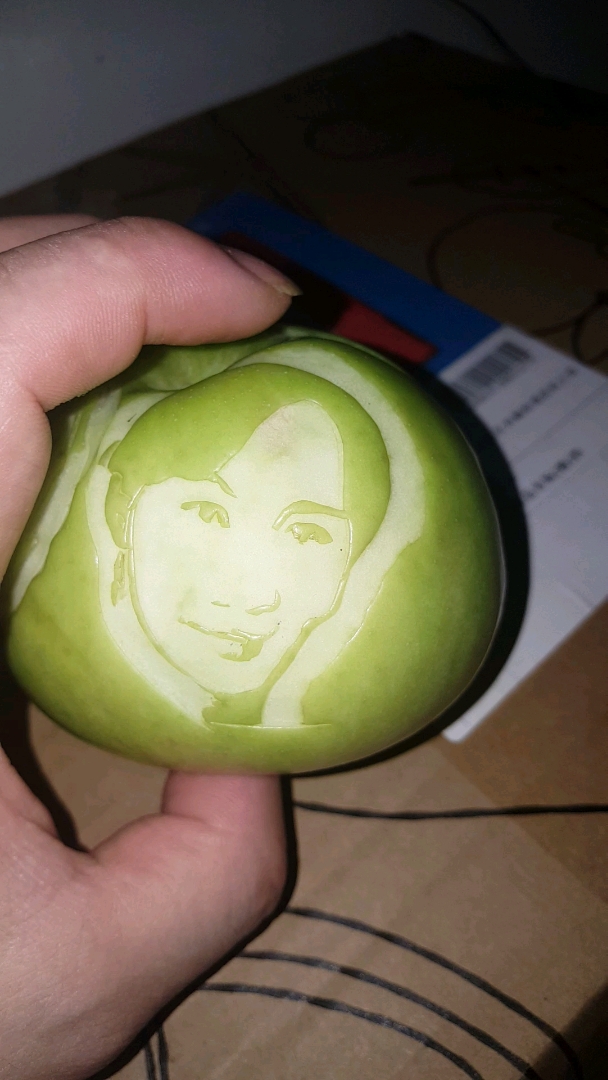 青苹果雕刻~人物肖像(黄家驹)