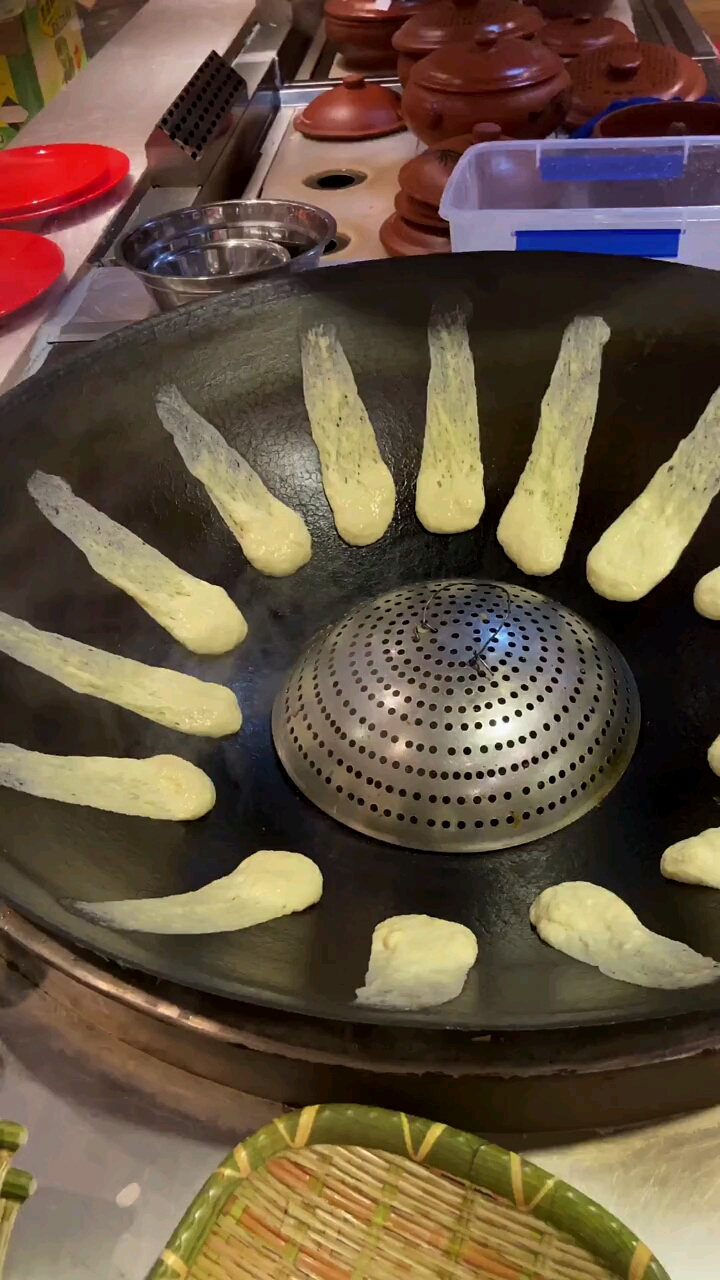 过年了今天给大家分享一个成都名吃锅边馍馍口味甘甜软糯-度小视