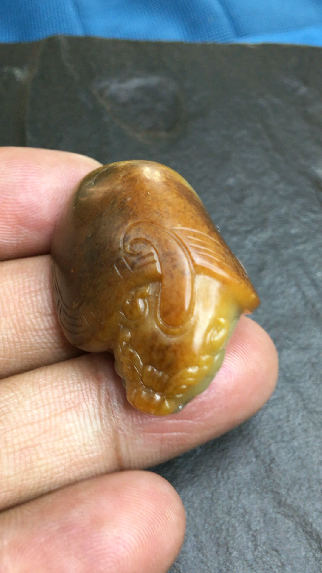 新疆和田玉籽料黄沁龙龟