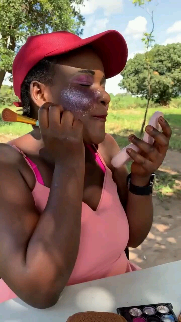 笑死我了非洲胖女人觉得自己很好看!