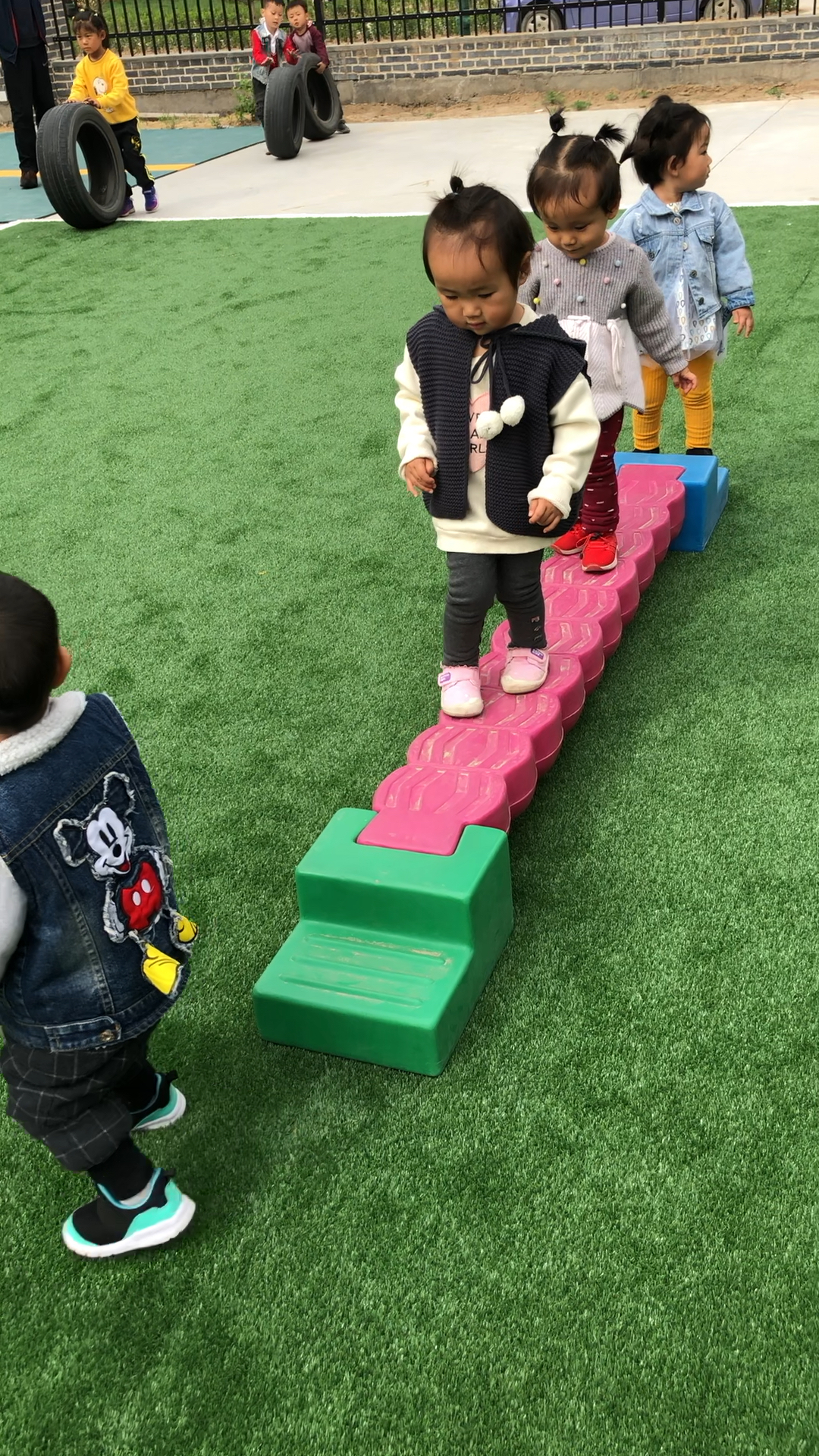 走独木桥,猜猜是多大的宝宝