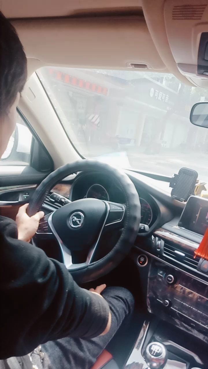 就是这个人说带我逛街,结果在车上坐了一个小时就回来了.我恨死他了.