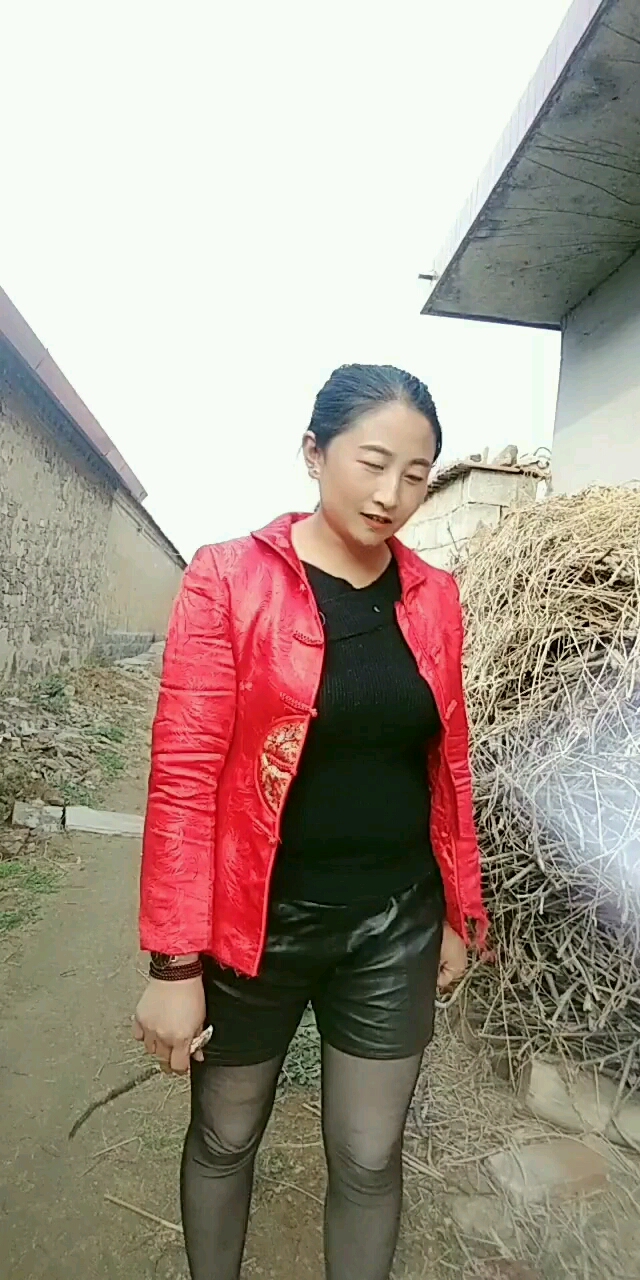 村里最傻的媳妇大街上装疯卖傻的真搞笑