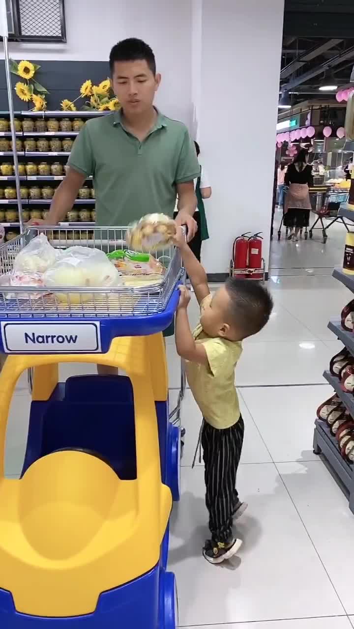 超市里的这个推车,再也不用担心小孩会哭闹买东西了-度小视
