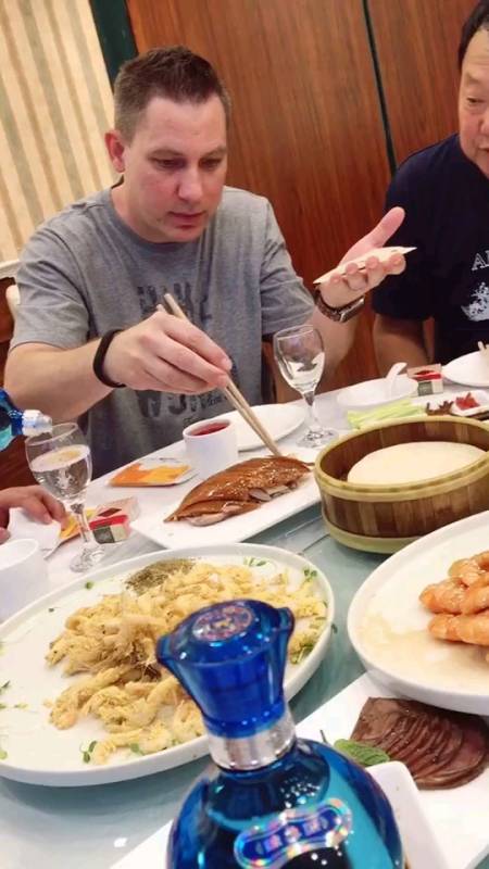 知道一个老外吃烤鸭的正确打开方式吗?