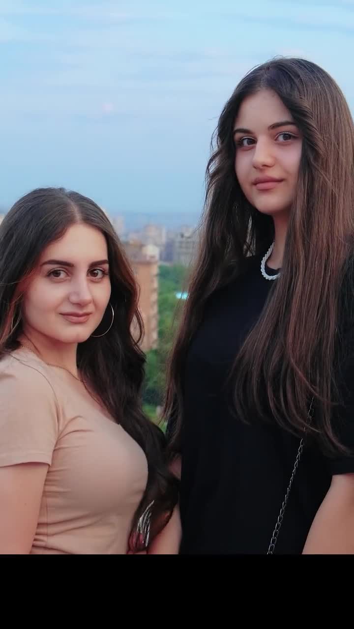 全民自拍#亚美尼亚女孩的眼睛特别好看-度小视