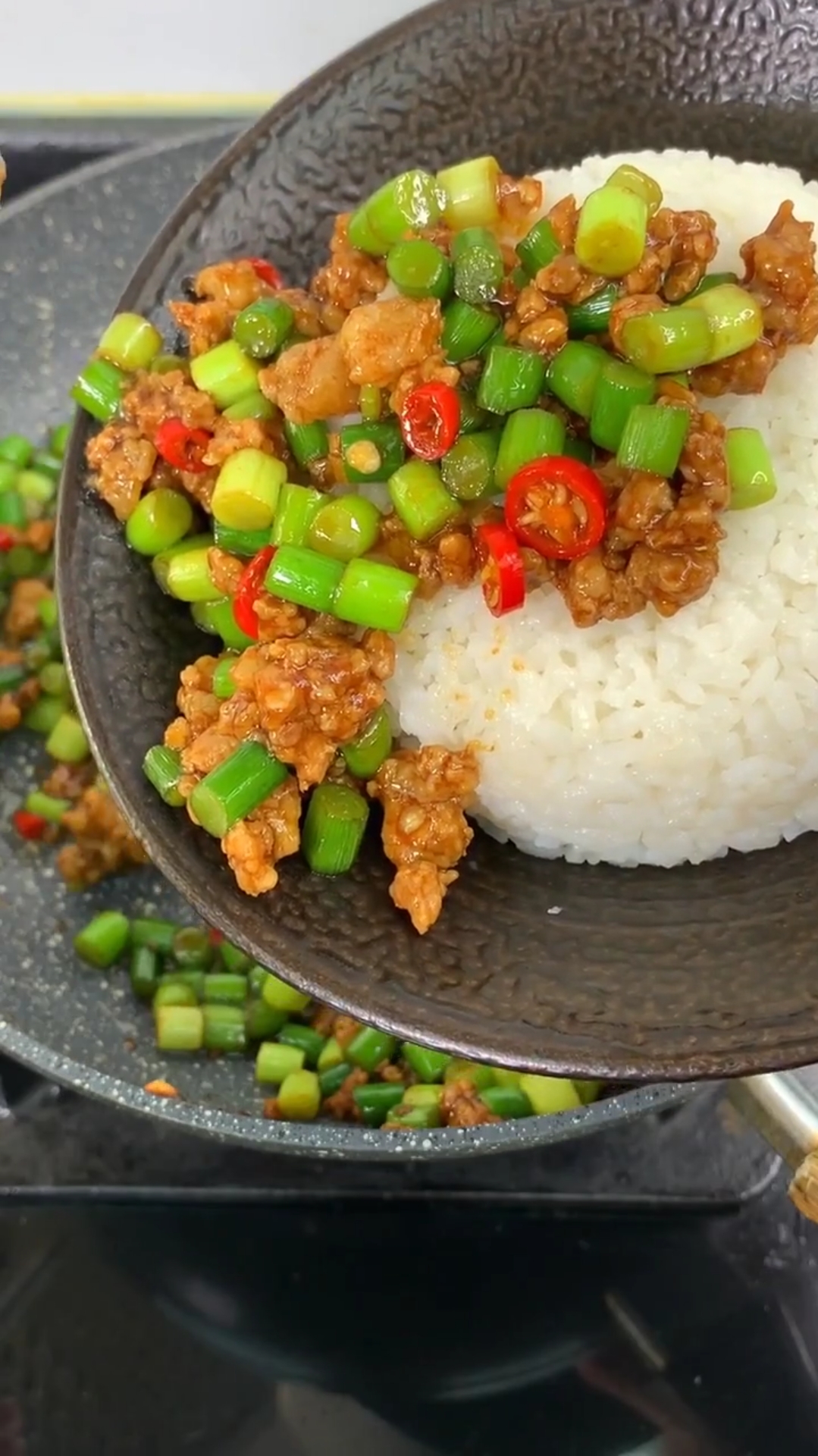 自制蒜苔炒肉盖饭!一口气能吃五碗!