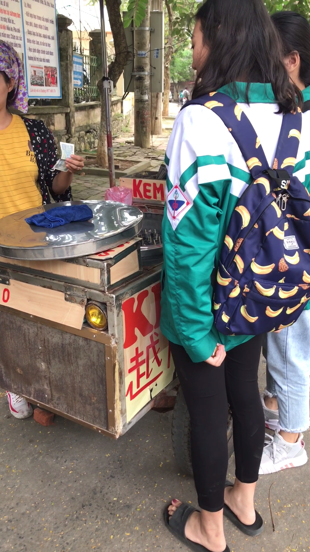 越南卖冰棒的小姑娘