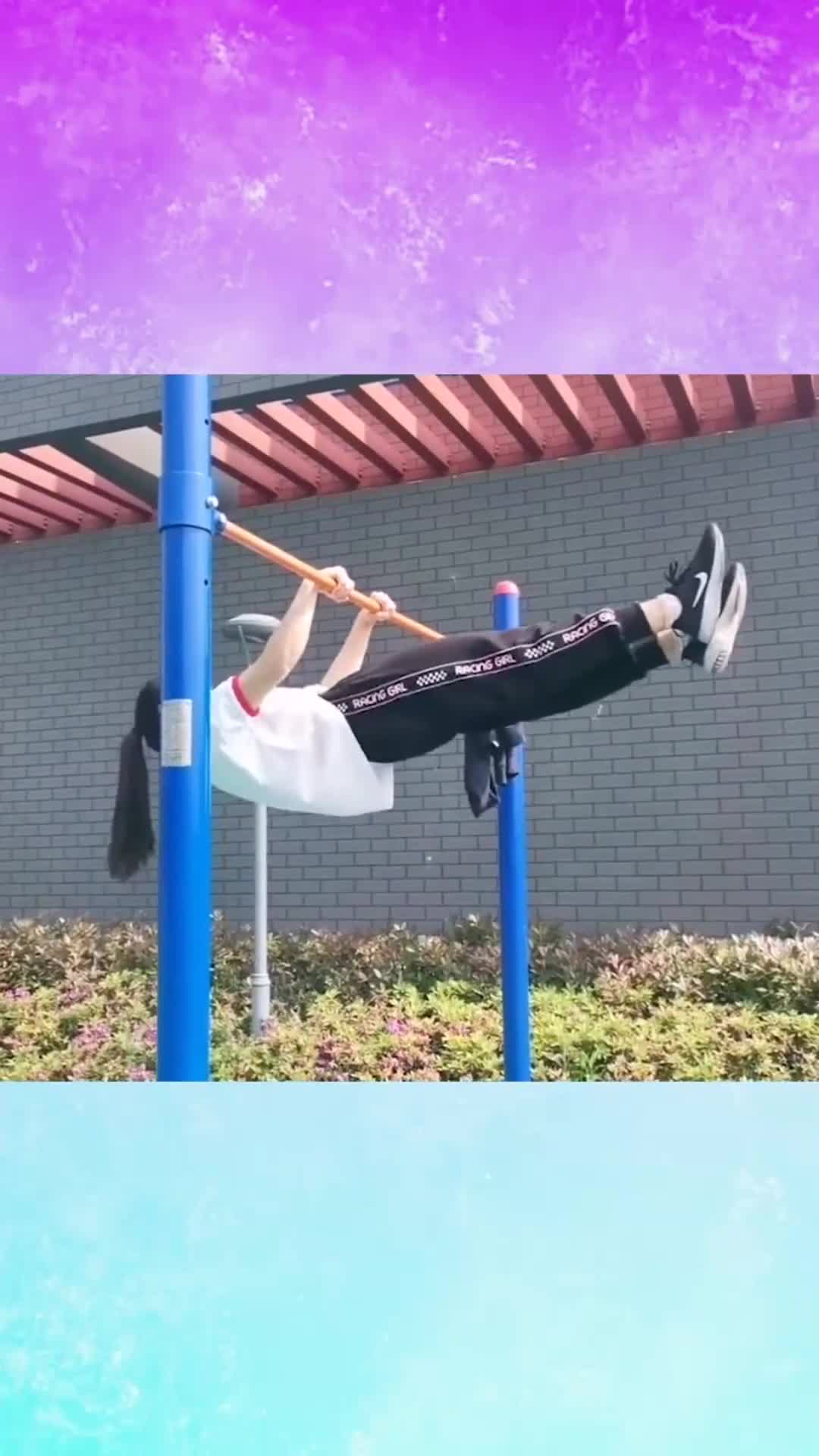 公园邂逅一位小姐姐这样玩单杠是什么水平看完不淡定了