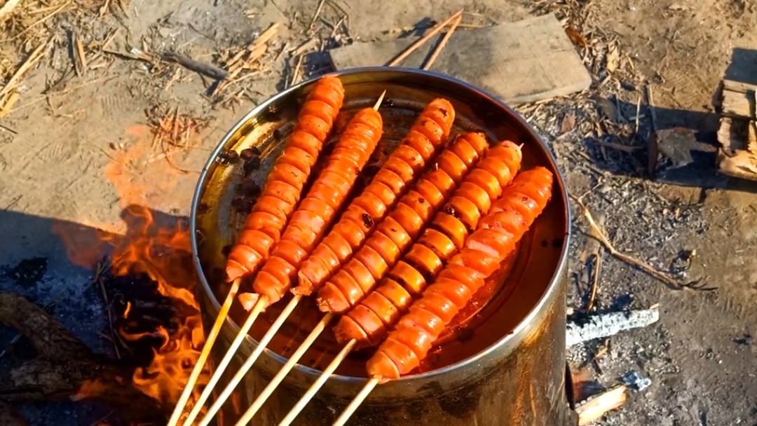 自制美食#户外美食:铁桶煎火龙串,放上老干妈和辣椒面,吃完一串还想