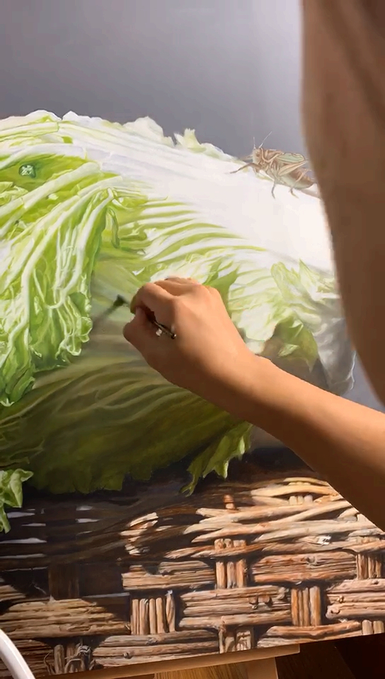 潘思源进行中的超写实油画作品