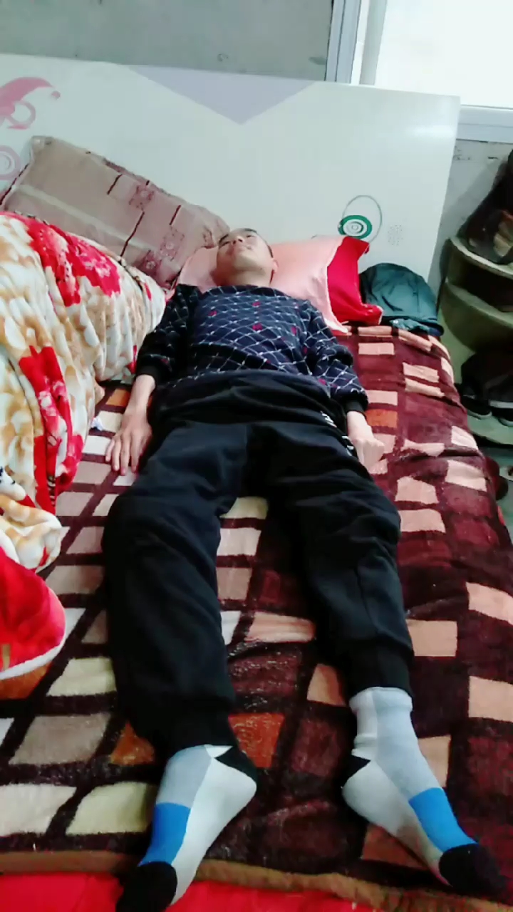 身患糖尿病的妈妈,还要照顾瘫痪在床二十四年的儿子!母爱伟大!