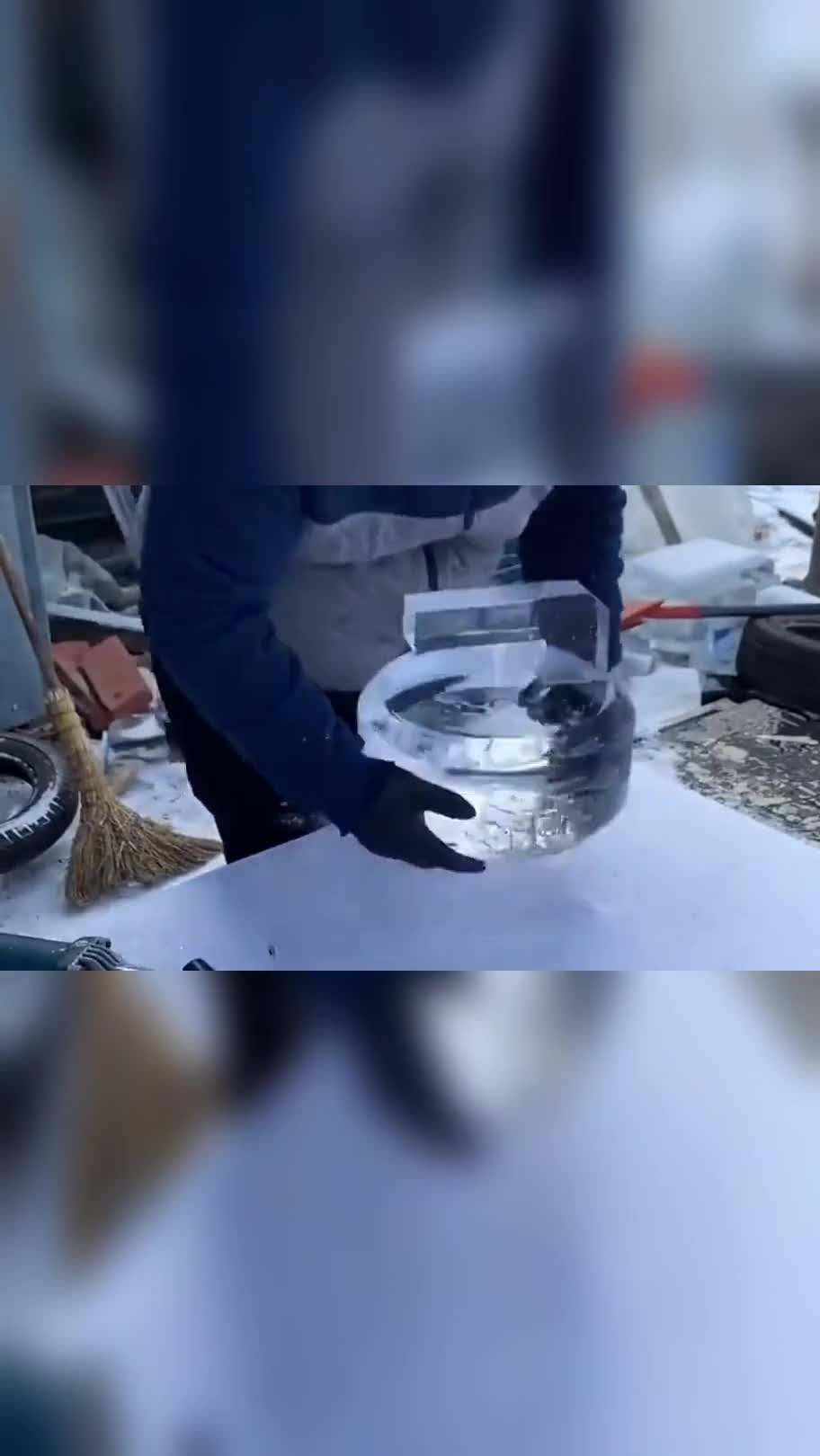 雕刻大师用冰块制作了一个冰壶,造型看着非常像,这雕刻技术非常牛!