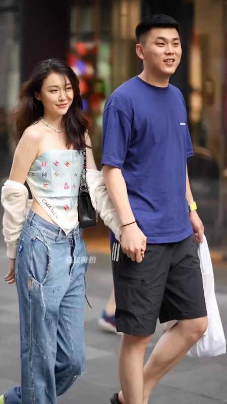 男生把女朋友打扮的漂漂亮亮,带出去逛街倍儿有面子!