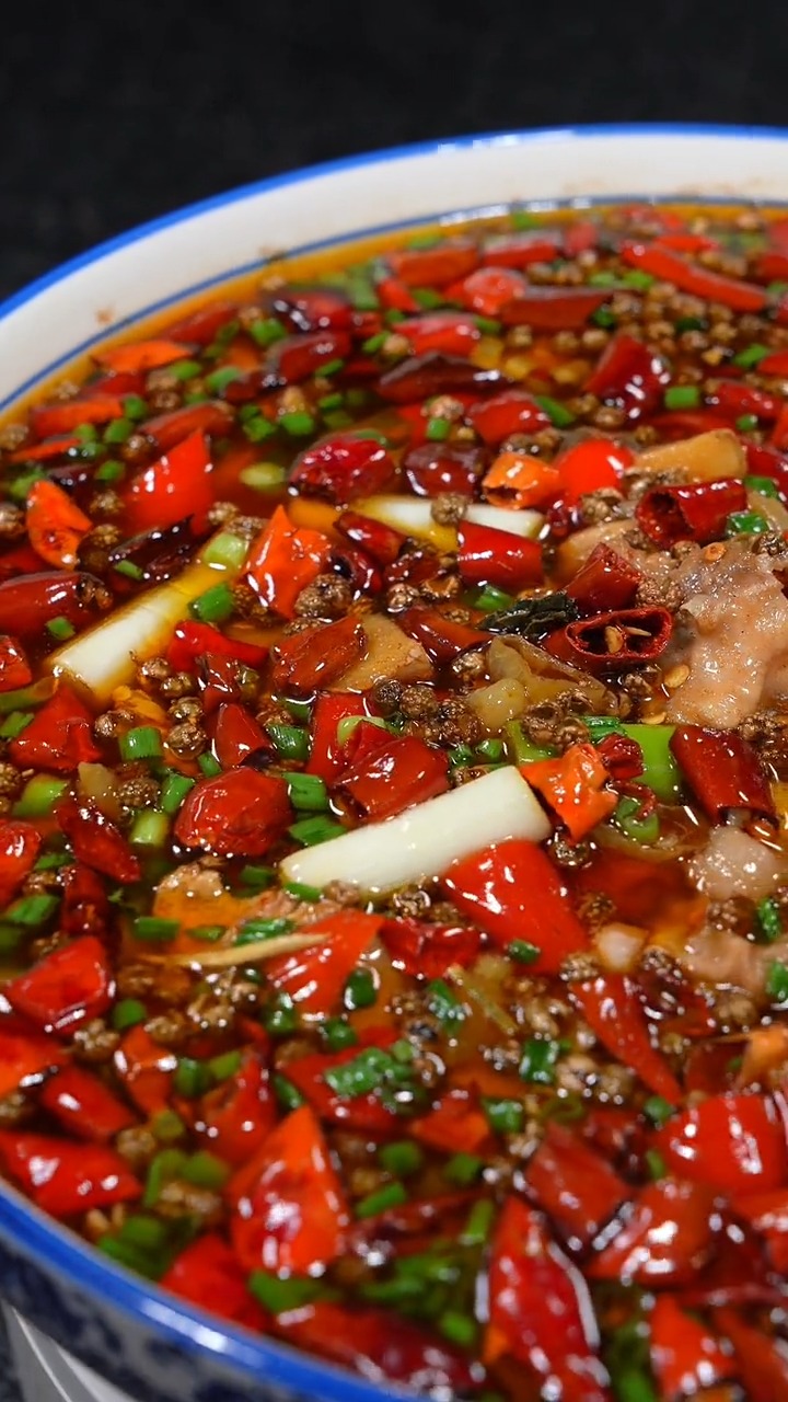 老婆做梦都在说想吃水煮兔,今天用我的私房钱给她买了半只,老婆直夸比