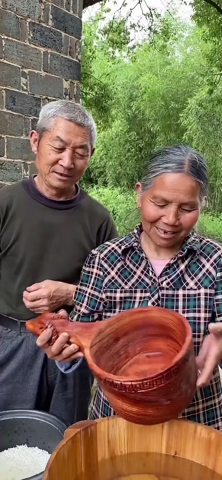 全民最牛手艺人爷爷送给奶奶的红木水瓢做的太好了