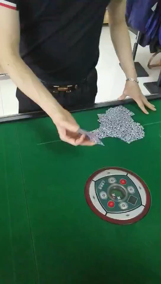 新年滑袖扑克牌技表演,等你来揭秘-度小视