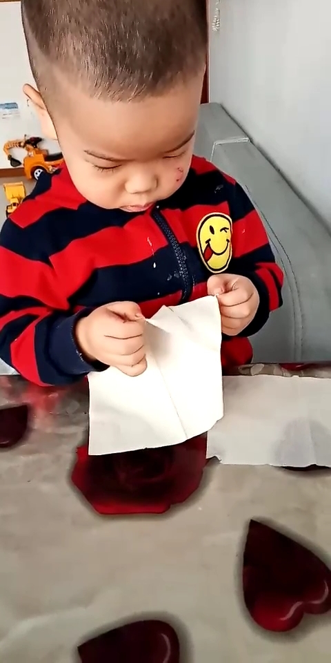 这孩子多仔细,用纸都得分开用,说浪费喽!