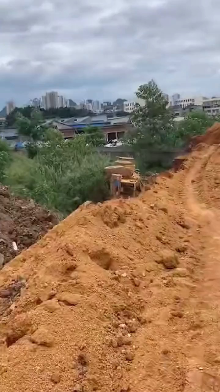 工地铲车翻下坡,司机被困遇难!