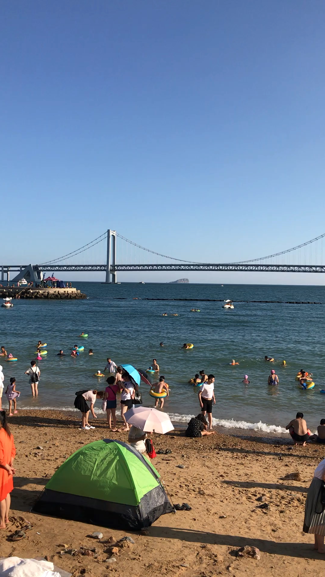 炎热的夏天人们来到沙滩上避暑.