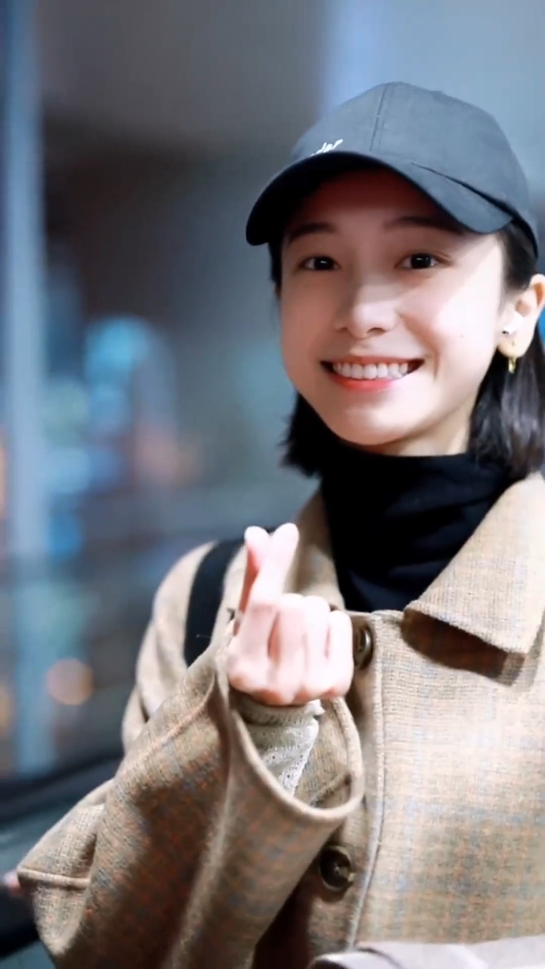 娱乐#假笑女孩姜梓新,这个笑容看起来有点萌,明玉小姐姐为你比心