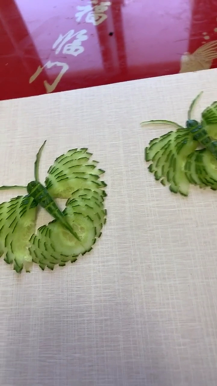 不可辜负的美食#蜻蜓点水,黄瓜雕刻工艺@全民小助手