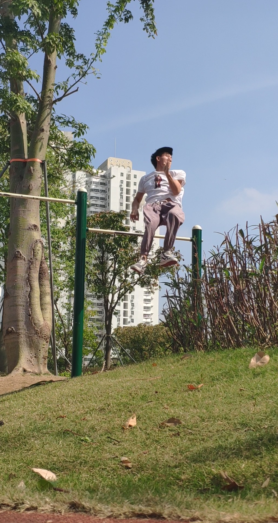 公园小伙玩单杠摄像师都不敢靠太近