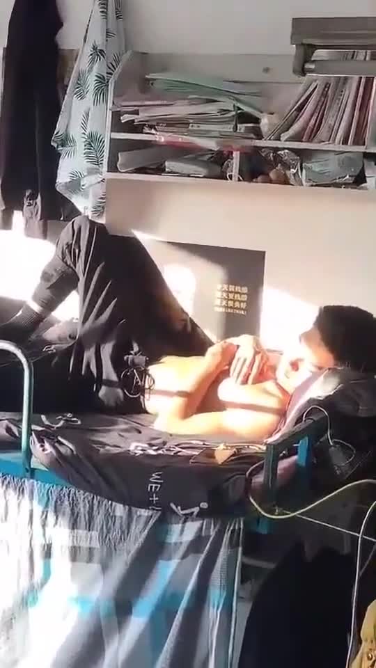 室友硬是把男生宿舍睡出了马尔代夫沙滩的感觉