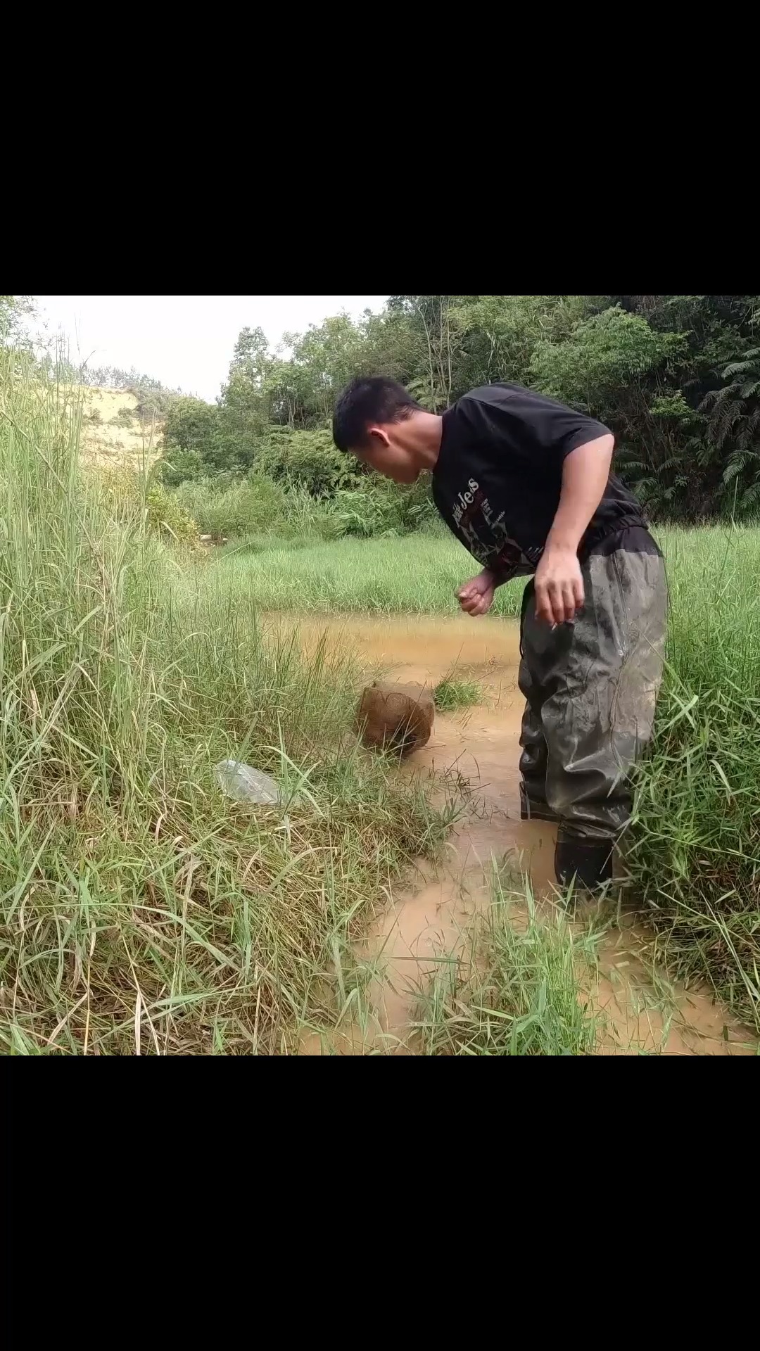 農村戶外#沼澤地幾天沒看的地籠,拿起地籠被嚇得直跑,這麼多惡貨!