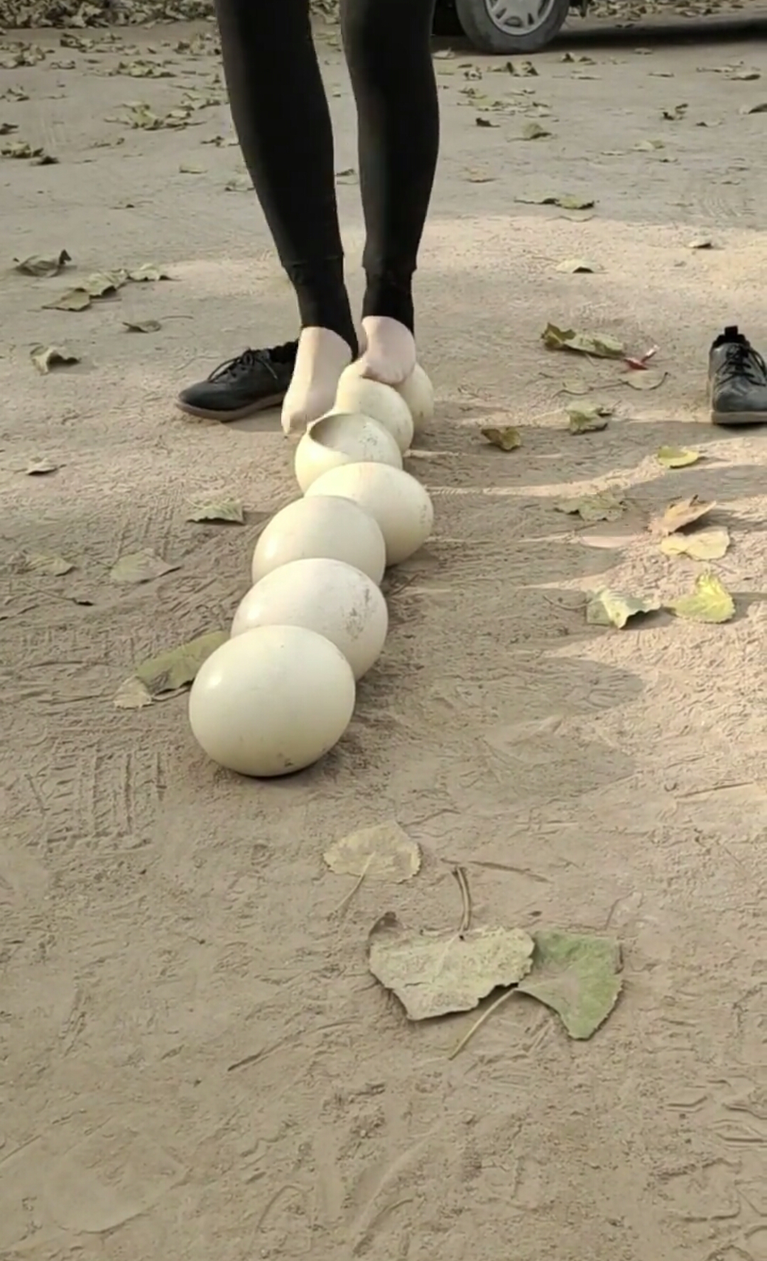 美女踩蛋,蛋壳到底有多硬一看就知道!