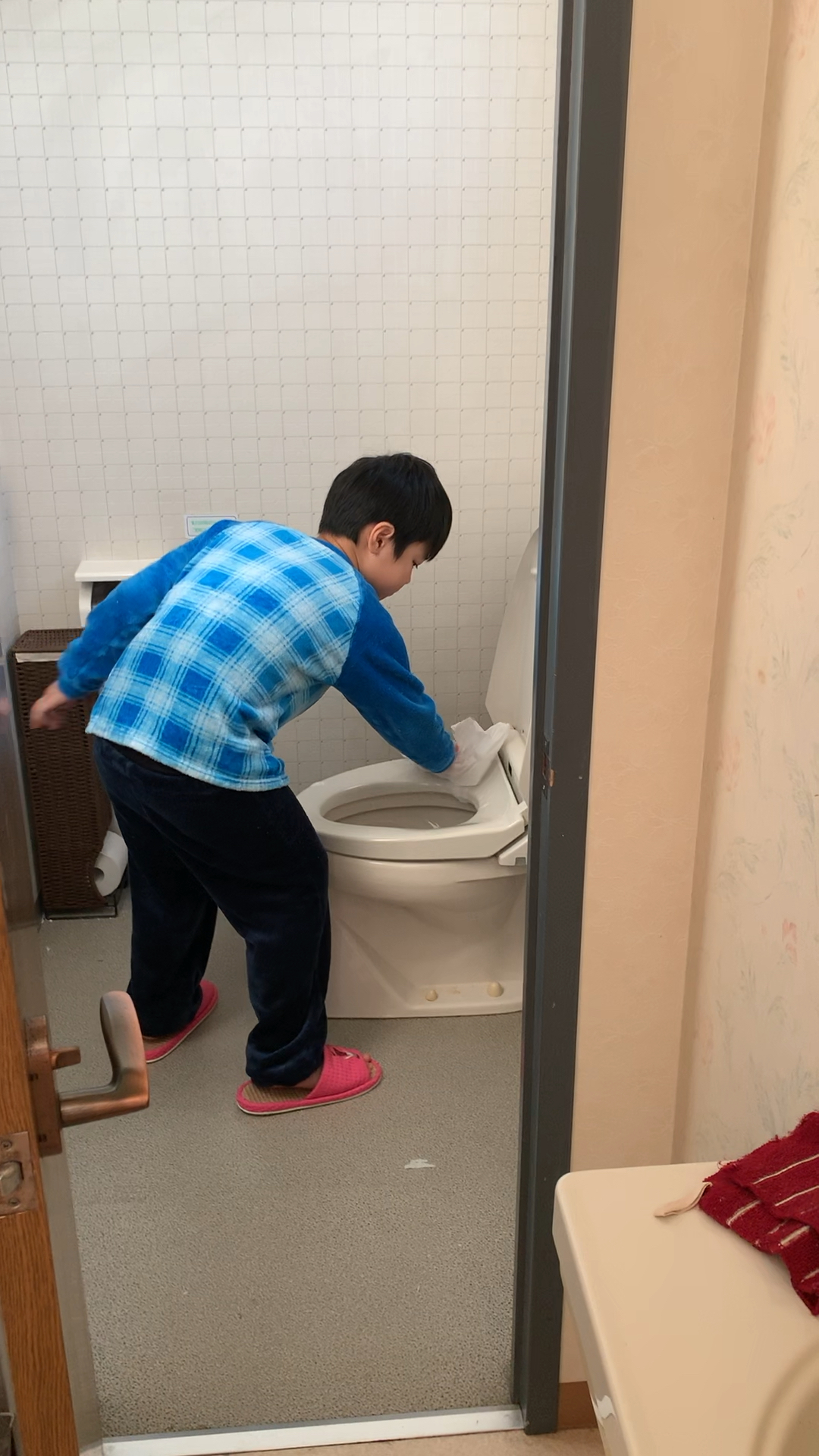 儿子洗厕所