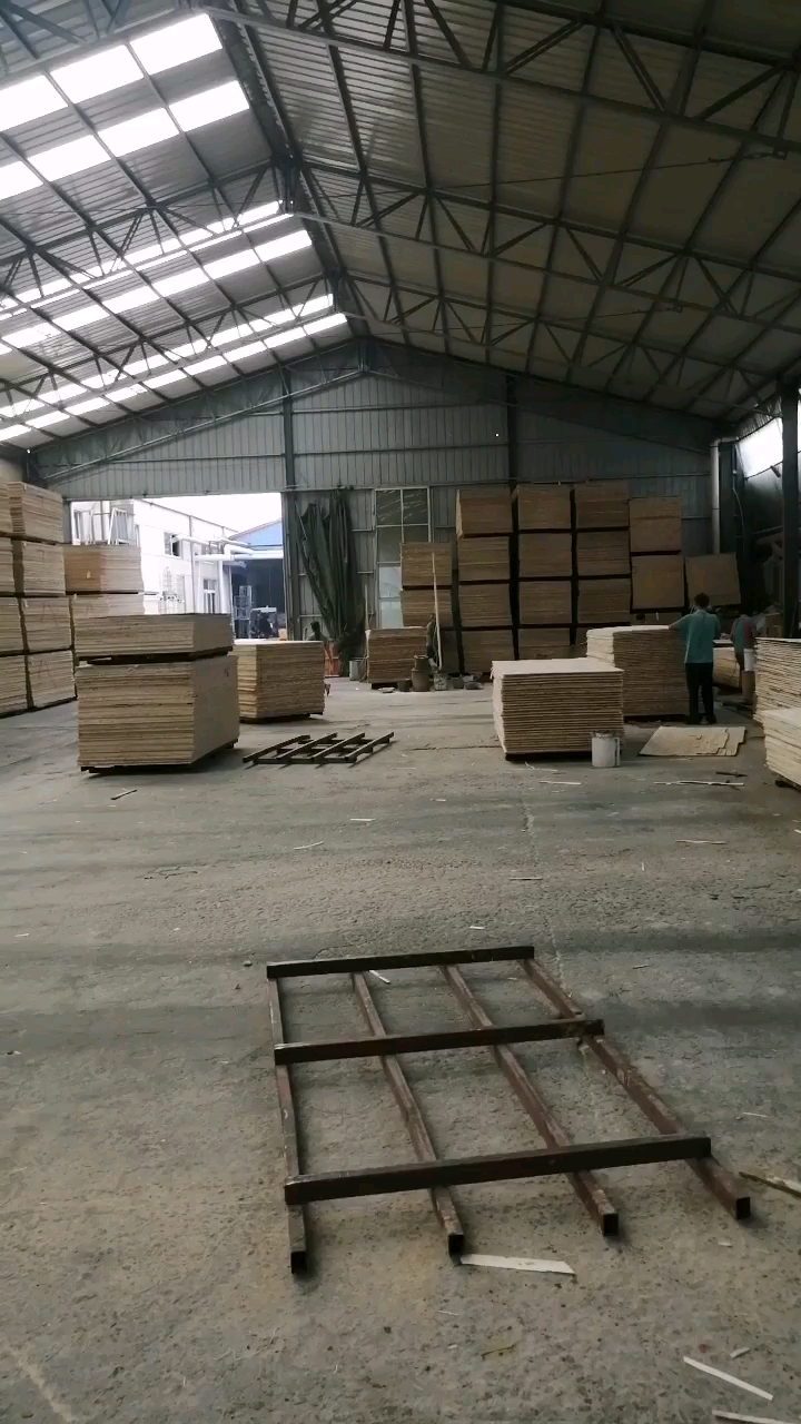 我们厂里工人正在拼命的干活.