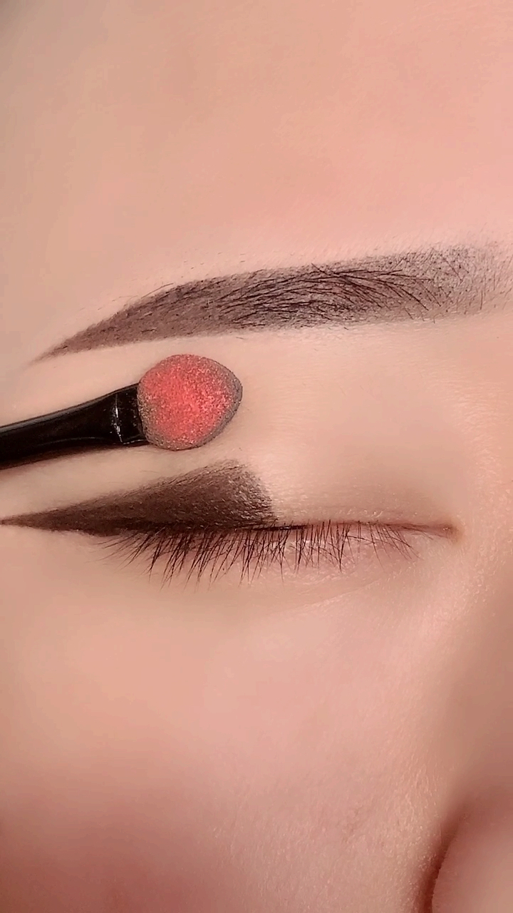 黑色眉笔眼影画出漂亮的厌世眼妆