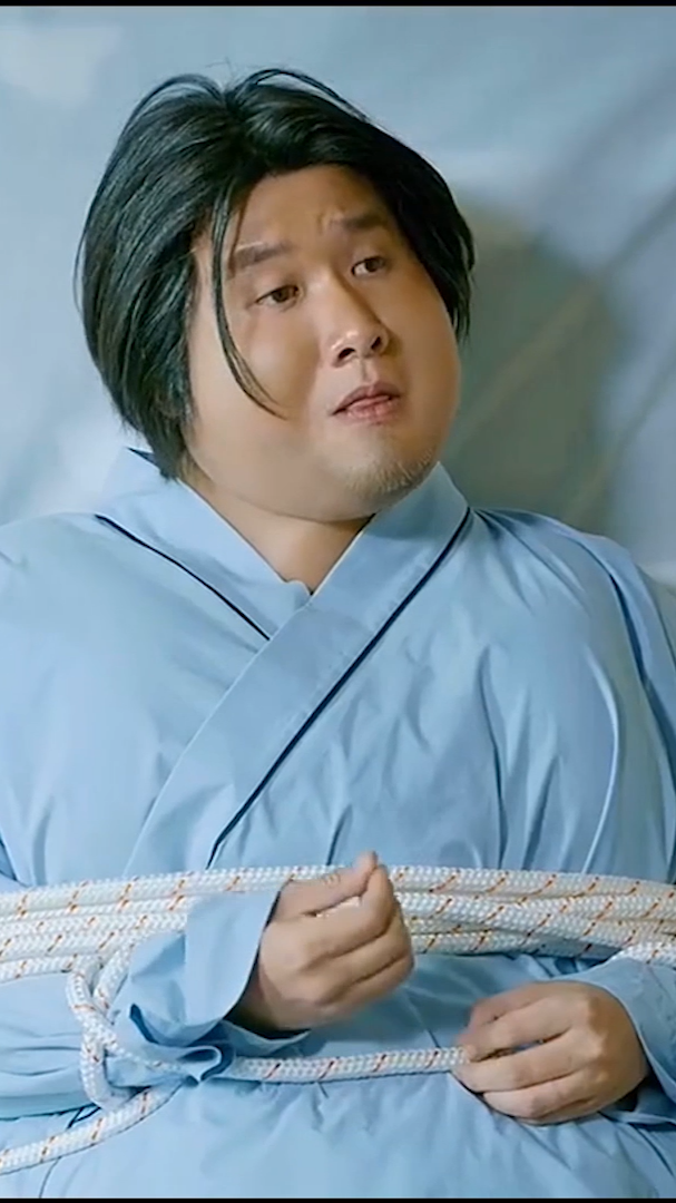 好看电影#胖子特工队,胖特工整装待发出发时却被窗户卡住,太搞笑了